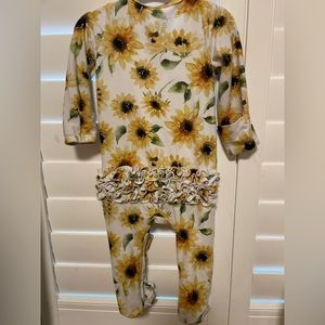 SAVANNAH'S SUNFLOWER ZIPPER RUFFLE FOOTIE / Caden Lane